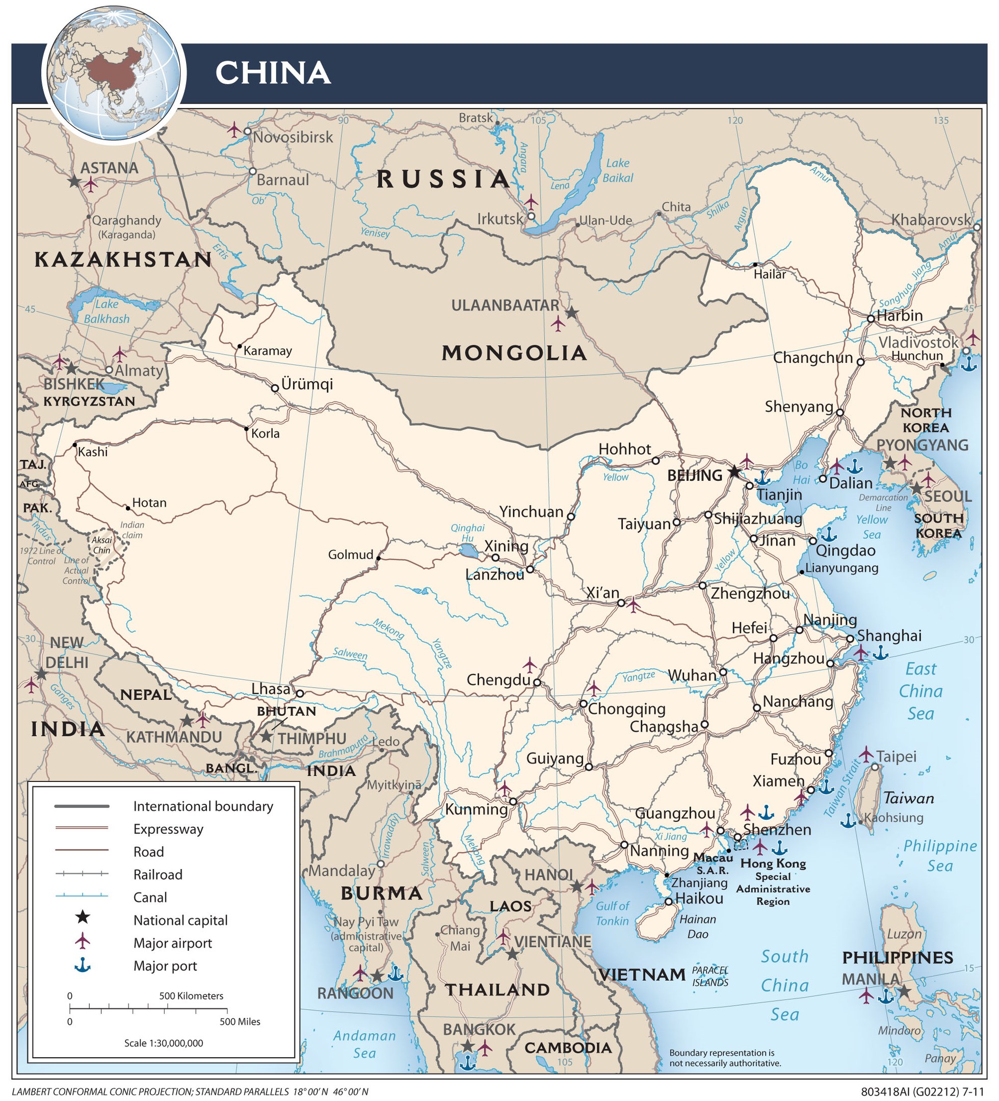 Ein detaillierter politischer Kartenausschnitt von China mit Nachbarländern, Grenzen, wichtigen Städten, Flüssen und geografischen Merkmalen, begleitet von erklärendem Text und einem Logo.