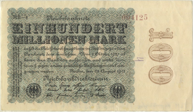Deutscher 1923-Banknote mit "Einhundert Millionen Mark" darauf gedruckt.