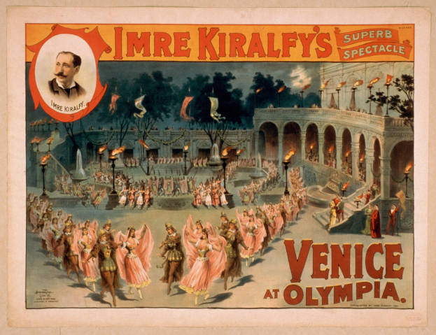 Plakat für Imre Kiralfys Super-Spektakel in Venedig bei Olympia, das kostümierte Performer vor einem gebogenen und säulengeschmückten Gebäude mit Laternenmasten und Bäumen und einer sichtbaren Figur mit Text auf dem Plakat zeigt.