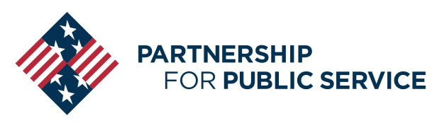 Logo der Partnership for Public Service mit einem blauen Kreis, einem weißen Stern, einem weißen Rand und fetter schwarzer Schrift auf einem weißen Hintergrund.