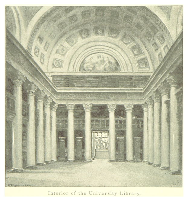 Großartiger Innenraum einer Universitätsbibliothek mit hohen Säulen und kunstvollen Deckenentwürfen, mit Text am unteren Rand, der das Ästhetische ergänzt.