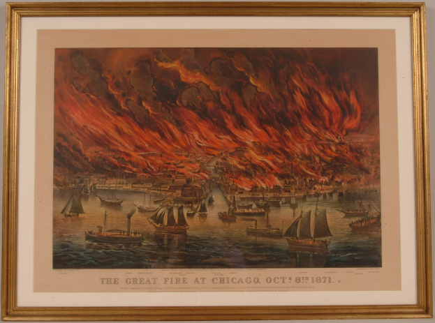 Ein Rahmenbild an einer Wand, das brennende Boote auf einem Fluss zeigt, mit dem Text "Der Große Brand von Chicago, 8. Oktober 1871" unten.