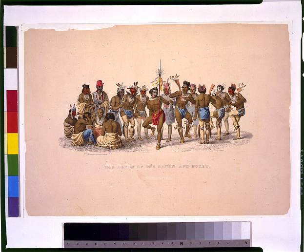 Gruppe von Männern in traditioneller indianischer Kleidung führt Kriegstanz auf buntem Papier mit Text aus.