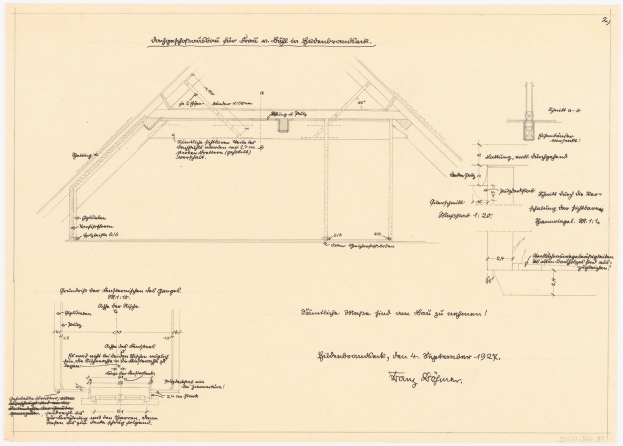 Schwarz-weißes architektonisches Zeichnung eines Hauses mit einem geneigten Dach, beschriftet als erster Grundriss, begleitet von detaillierten Texten und strukturellen Markierungen auf altem Papier.