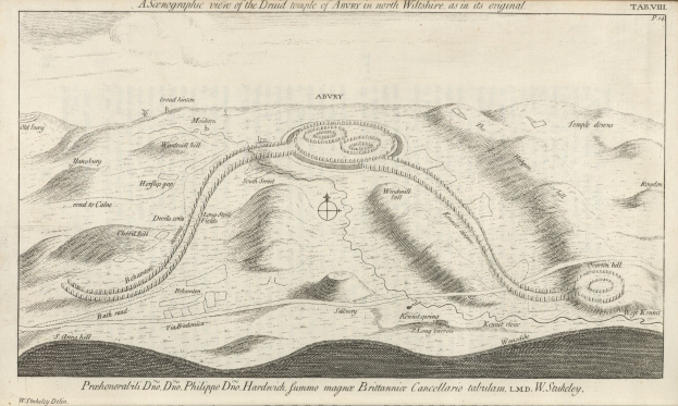 Eine von Hand gezeichnete Karte einer Stadt auf einem Blatt Papier, umgeben von einem offenen Feld, mit begleitendem Text, der die Geschichte, Kultur und Lage der Stadt beschreibt.
