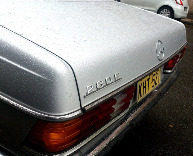 Zwei Mercedes-Benz-Fahrzeuge nebeneinander auf einer Straße.