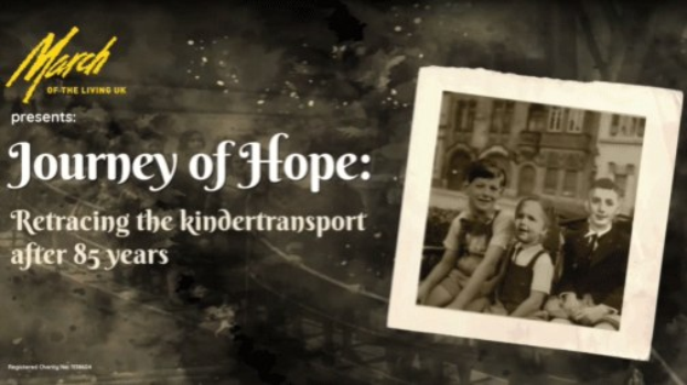 Plakat mit der Überschrift "Hoffnungsweg: Die Kindertransport-Rückkehr nach 85 Jahren" mit einem Gruppenfoto auf der rechten Seite und Text auf der linken Seite, vor einem hellblauen Himmel mit weißen Wolken.