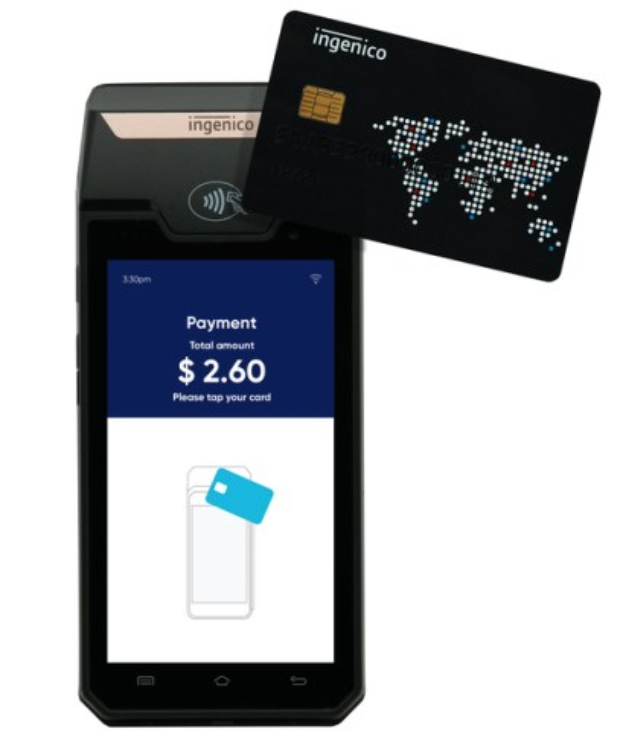 Mobiltelefon neben einer Kreditkarte auf einer Fläche, als Ingenico-Mobilzahlungssystem gekennzeichnet.