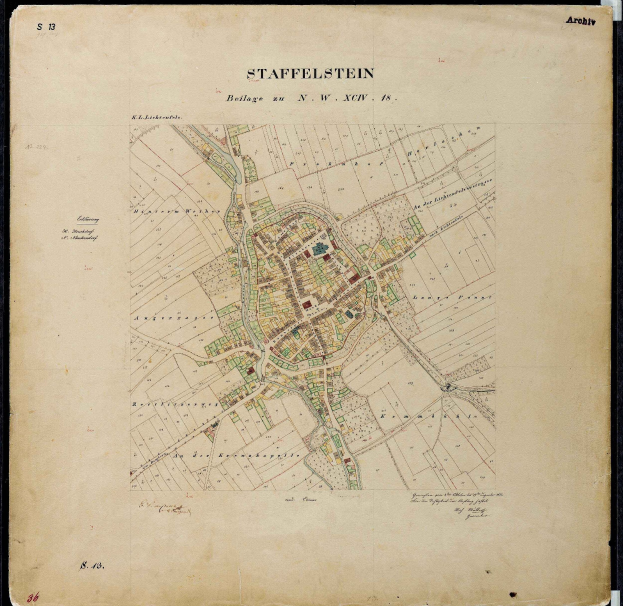 Alte detaillierte Karte von Staffelstein, Deutschland, mit Straßen, Gebäuden und Sehenswürdigkeiten auf einem schwarzen Hintergrund.
