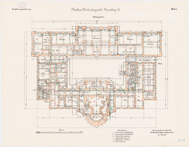 Schwarz-weißer architecturaler Grundriss eines mehrräumigen Gebäudes, das mit Text annotiert und mit Etiketten für Fenster, Türen und Flure versehen ist.