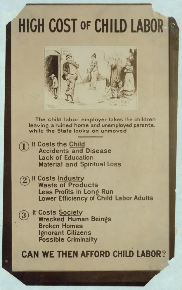 Plakat mit der Aufschrift "Hohe Kosten der Kinderarbeit" auf blauem Hintergrund, weißer Schrift und weißem Rand, das verschiedene Gesichter von Menschen in Kreisanordnung zeigt.