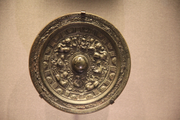 Blechplatte mit kunstvollen Gravuren im Museum ausgestellt.