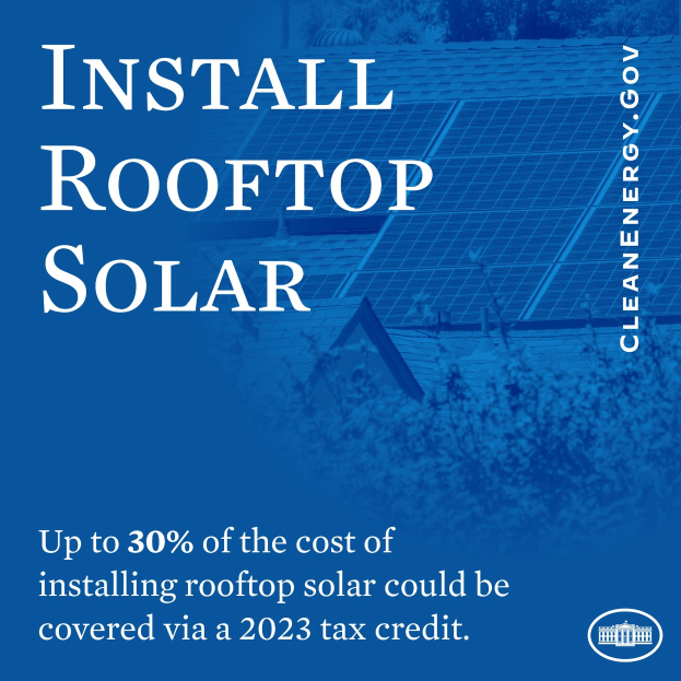 Plakat, das einen 2023er Steuerkredit von bis zu 30% der Kosten für die Installation von Dachsolaranlagen anpreist, mit B├Ąumen und einem Geb├Ąude mit Solarmodulen im Hintergrund.