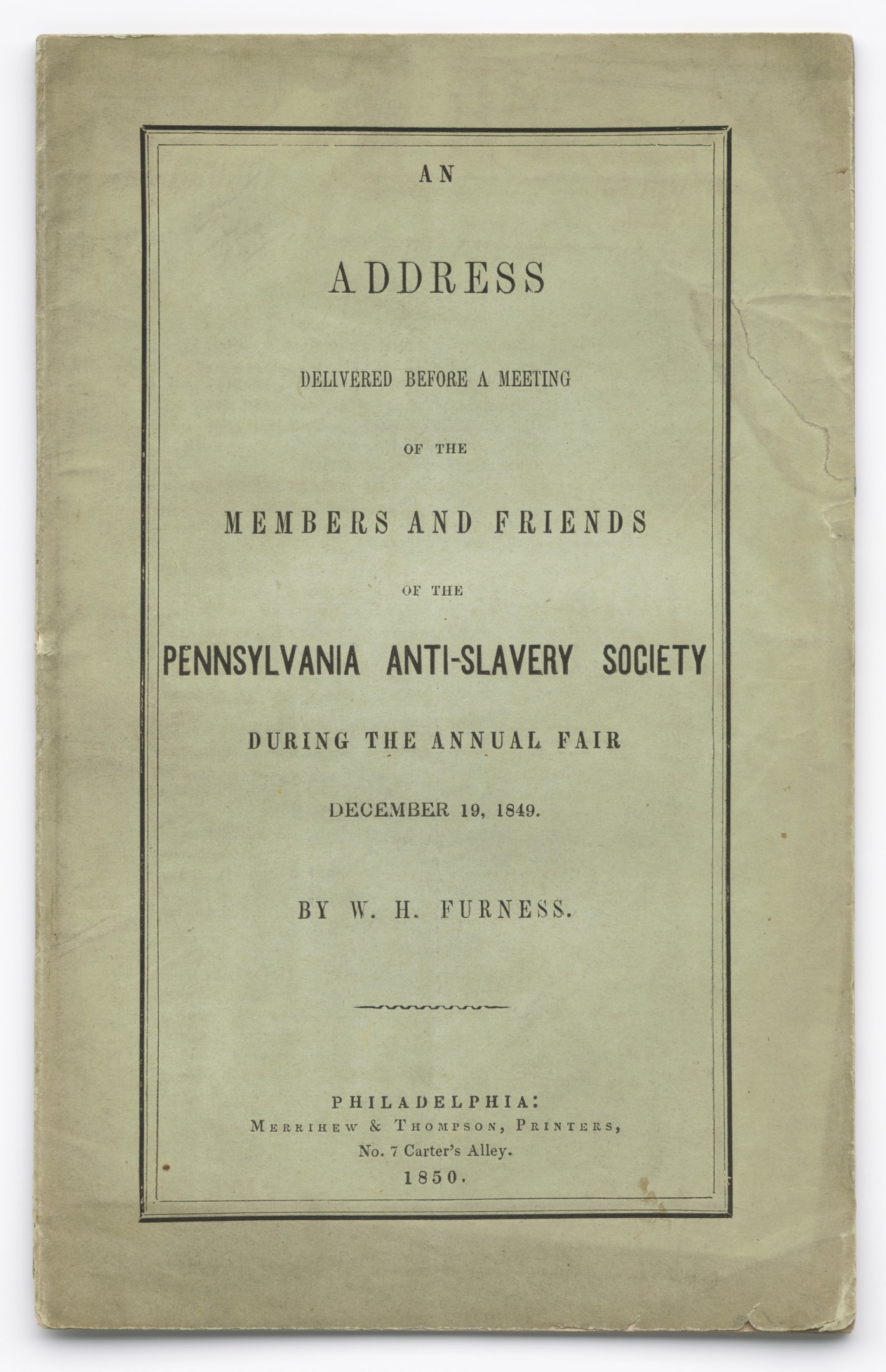 Ein Buch mit dem Titel "Eine Ansprache vor einer Versammlung der Mitglieder und Freunde der Pennsylvania Anti-Slavery Society während der jährlichen Messe" ist aufgeschlagen und zeigt eine Seite mit schwarzer Tinte.