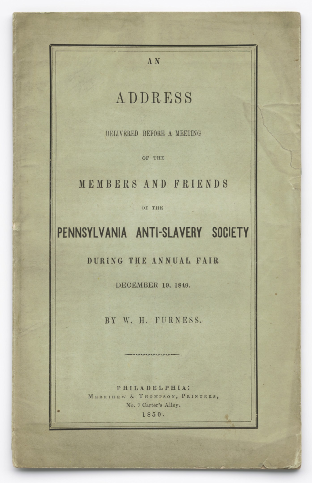 Ein Buch mit dem Titel "Eine Ansprache vor einer Versammlung der Mitglieder und Freunde der Pennsylvania Anti-Slavery Society während der jährlichen Messe" ist aufgeschlagen und zeigt eine Seite mit schwarzer Tinte.