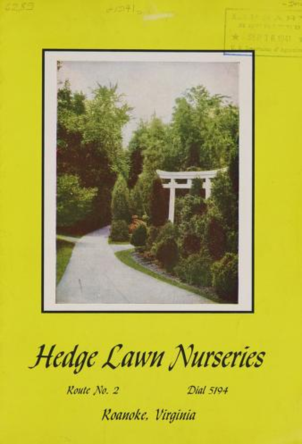 Ein Plakat für den Hedge Lawn Nursery in Roanoke, Virginia, mit Bäumen, Pflanzen, einem Weg und einem Himmel, sowie dem Text "Hedge Lawn Nurseries Route No. 2" unten.