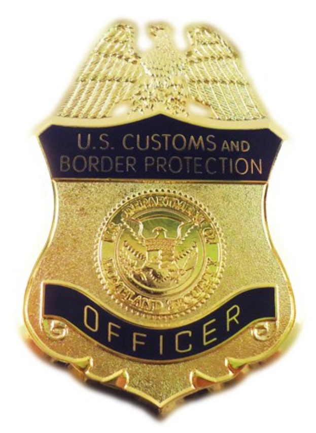 Goldabzeichen mit "U.S. Customs and Border Protection Officer" Text auf weißem Hintergrund.