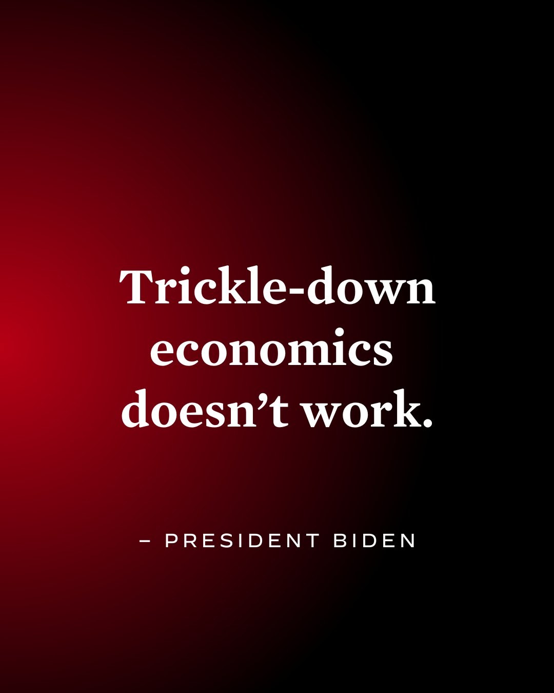Plakat mit fettem schwarzen Text "Trickle-Down Economics Works Not" auf einem weißen Hintergrund, umrahmt von einem schmalen schwarzen Rand, mit einem Zitat von Präsident Biden.