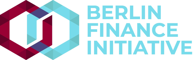 Logo der Berlin Finance Initiative mit einem blauen Kreis mit weißer Umrandung und einem weißen "B" in der Mitte, umgeben von einem weißen Ring mit einem blauen und weißen karierten Muster, und dem Text "Berlin Finance Initiative" in fetter schwarzer Schrift auf einem weißen Hintergrund.
