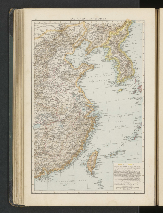 Offenes Buch mit einer detaillierten Landkarte von Südkorea auf schwarzem Hintergrund.