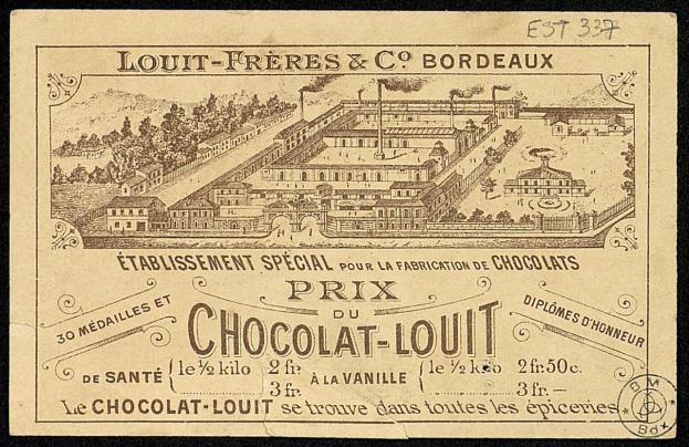 Alte Werbung für eine Schokoladenfabrik mit einem Gebäude im Hintergrund und beschreibendem Text auf altem Papier.