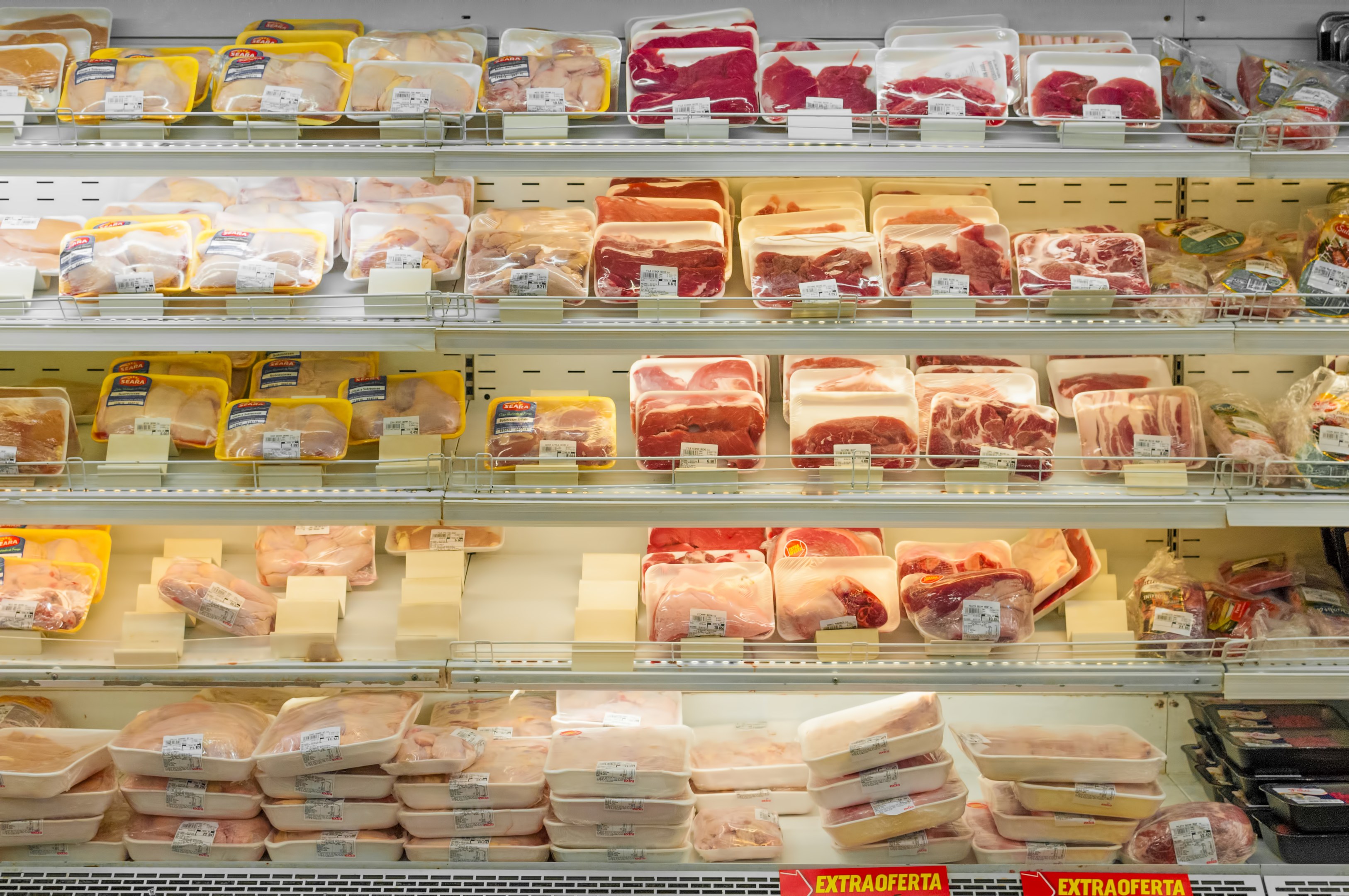 Ein gut organisierter Supermarktboden mit verschiedenen Fleischsorten und angehefteten Preisschildern.