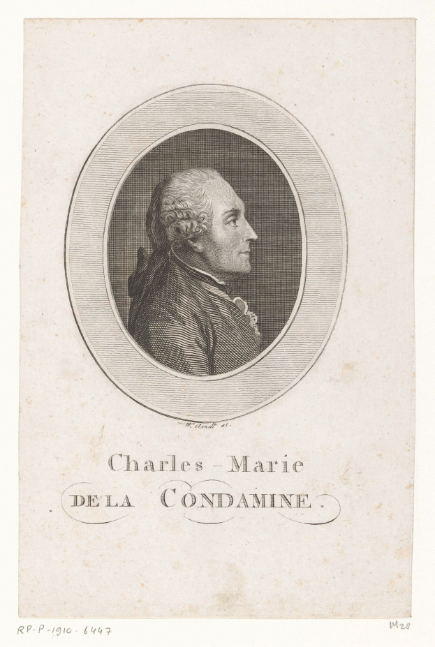 Porträt von Charles Marie de la Condamine, einem französischen Komponisten, in einem weißen Hemd und schwarzer Fliege mit ernstem Gesichtsausdruck, der in die Ferne schaut und seine Hände zusammenlegt.