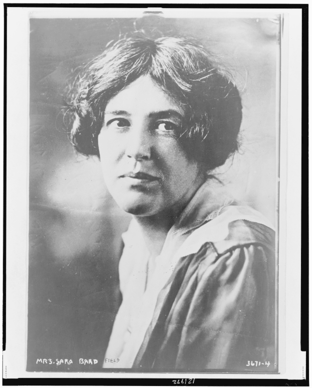 Schwarzes und weißes Porträt einer Frau mit ernstem Gesichtsausdruck, beschriftet mit 'Sara Brad Field' unten.