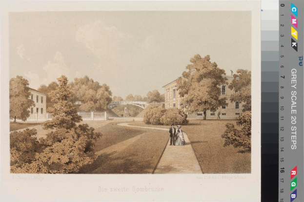 Eine Zeichnung eines Parks mit Menschen, die spazieren gehen, umgeben von Bäumen, Gebäuden, einer Brücke und einem bewölkten Himmel, mit Text unten, der 'Die zweite Dombrücke in Düsseldorf' lautet.