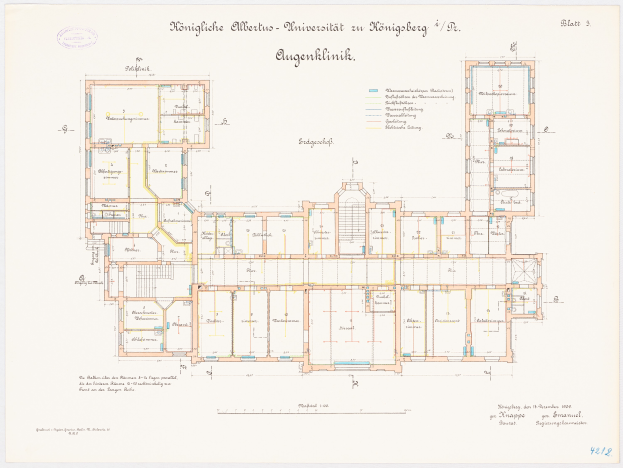 Ein detaillierter Grundrissplan der Universität München, der mehrere Räume, Flure, Fenster, Türen und andere Merkmale zeigt, mit begleitendem Text zur Beschreibung des Layouts.
