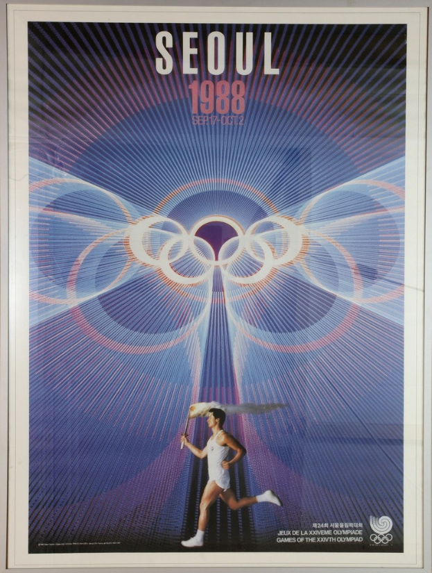 Eine Person, die mit den Olympischen Ringen im Hintergrund läuft und die Wörter "Olympische Spiele" über einem Plakat für die Olympischen Spiele 1988 in Seoul, Südkorea, geschrieben