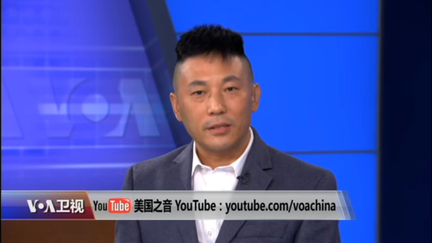 Ein chinesischer Nachrichtensprecher in Anzug und Krawatte erscheint auf einem TV-Bildschirm mit Text am unteren Rand und einem blauen Hintergrund.