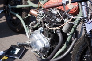 Mehrere Motorräder auf einer Straße mit einem Buch auf einem der Sitze geparkt.