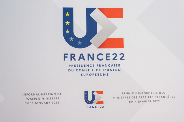Plakat mit der Aufschrift "Frankreich 22 - Informelles Treffen der Außenminister" und dem Logo der Europäischen Union