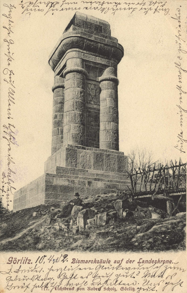 Alte Postkarte mit einer Zeichnung des Bismarck-Denkmals auf der Landeskrone, umgeben von Bäumen und Felsen, mit der Unterschrift "Bismarcksäule auf der Landeskrone" unten.