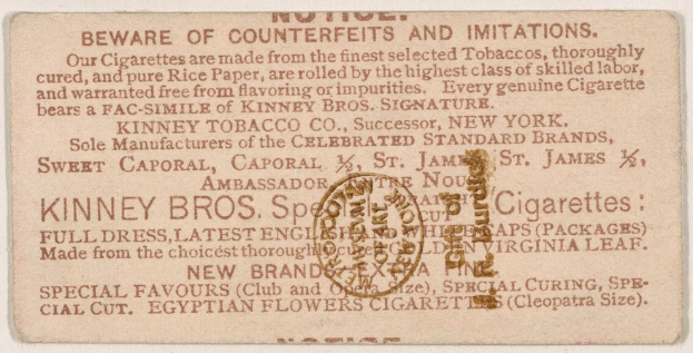 Papier mit schwarzem Text auf weißem Hintergrund und einem kreisförmigen Stempel mit der Aufschrift "Vorsicht vor Fälschungen und Imitationen - Kinney Bros. Zigaretten" in schwarzem Umriss mit weißer Mitte.