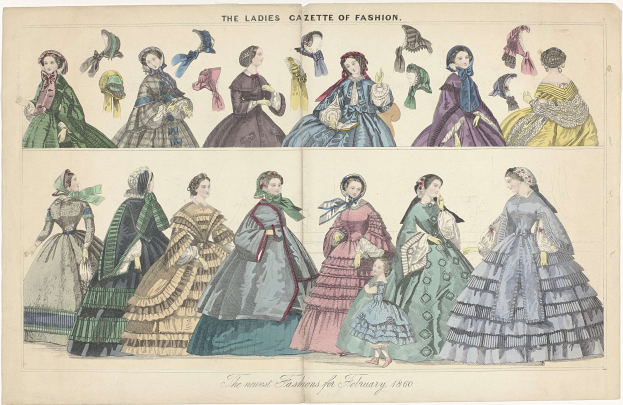 Eine Vintage-Mode-Illustration aus 'The Ladies Gazette of Fashion', die Frauen in farbenfrohen, detaillierten Kleidern und aufwendigen Hüten in gedämpften Blautönen, Grüntönen und Gelbtönen zeigt.