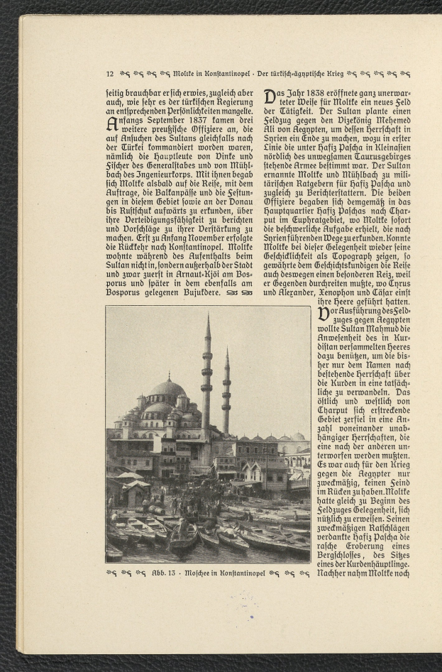 Ein offenes Buch mit einem Bild einer Moschee, umgeben von Gebäuden und Booten auf dem Wasser, mit zusätzlichem Text auf der Seite.
