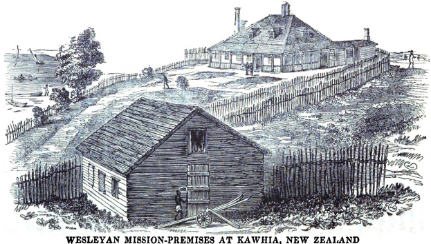 Eine Plakatillustration der Wesleyanischen Missionspr├Ąmien in Kawhiwa, Neuseeland, die ein umzünztes Haus mit B├Ąumen, Pflanzen und Menschen im Vordergrund und Text unten zeigt.