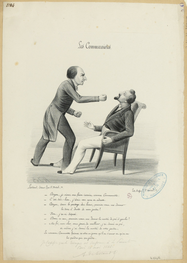 Zwei Männer in einer formellen Umgebung streiten, einer sitzt in einem Stuhl und der andere steht, über textbedecktes Papier.