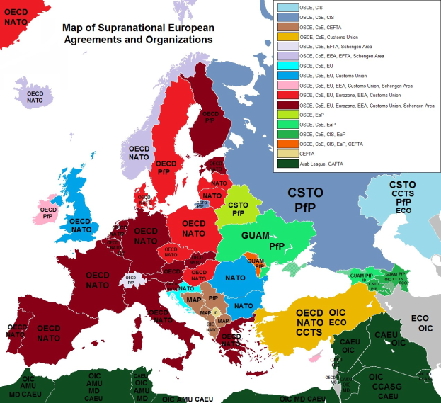 Eine Europa-Karte mit verschiedenen Farben, die Länder und ihre entsprechenden Abkommen und Organisationen darstellen, begleitet von Text, der die Ländernamen und beteiligten Länder detailliert beschreibt.