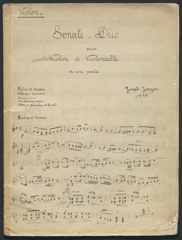 Altes Notenblatt mit der Aufschrift "Sonate Duo" auf schwarzem Hintergrund.