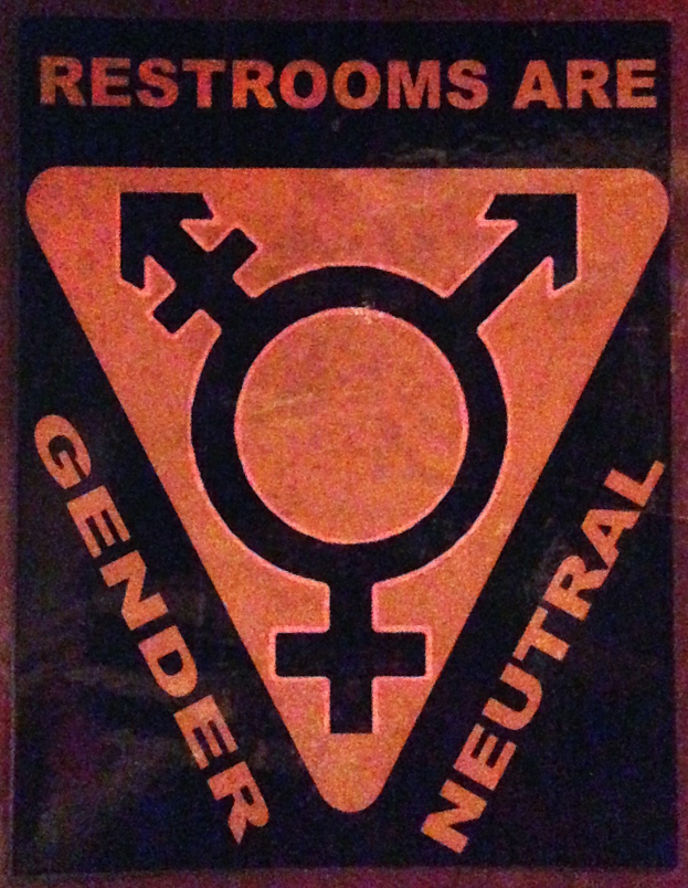 Ein Plakat mit der Aufschrift "Geschlechterneutrale Toiletten" betont die Geschlechtergerechtigkeit in den Toiletteneinrichtungen.