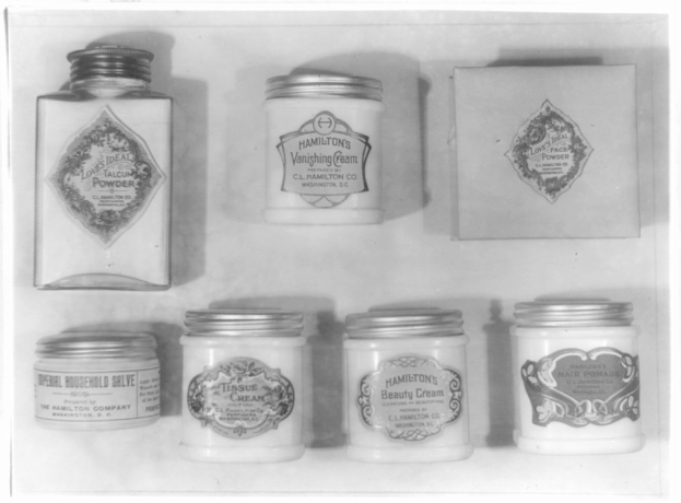 Schwarzes und weißes Foto eines Regals mit ordentlich angeordneten Sahnegläsern, die alle mit verschiedenen Typen beschriftet sind.