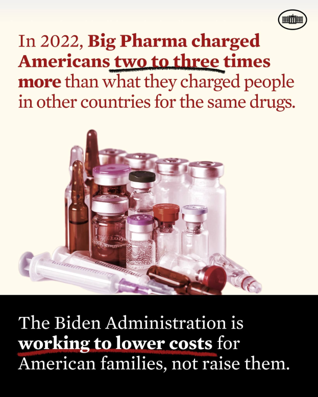 Plakat mit der Aufschrift "In 2022 haben Big Pharma die Amerikaner zwei bis drei Mal so viel für dieselben Medikamente berechnet" unten, neben ein paar Medikamentenflaschen und einer Spritze.