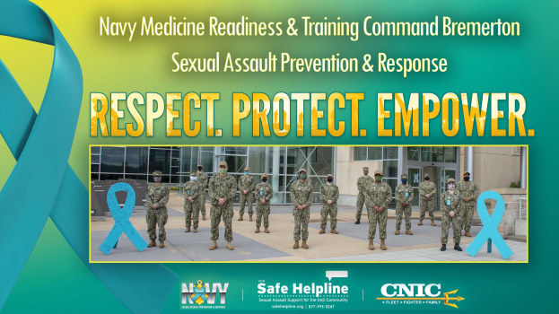 Plakat für das Sexual Assault Prevention & Response-Programm der Navy Medicine Readiness & Training Command Bremerton, das uniformierte Mitarbeiter vor einem Gebäude mit dem Text "Respect, Protect, Empower" zeigt.