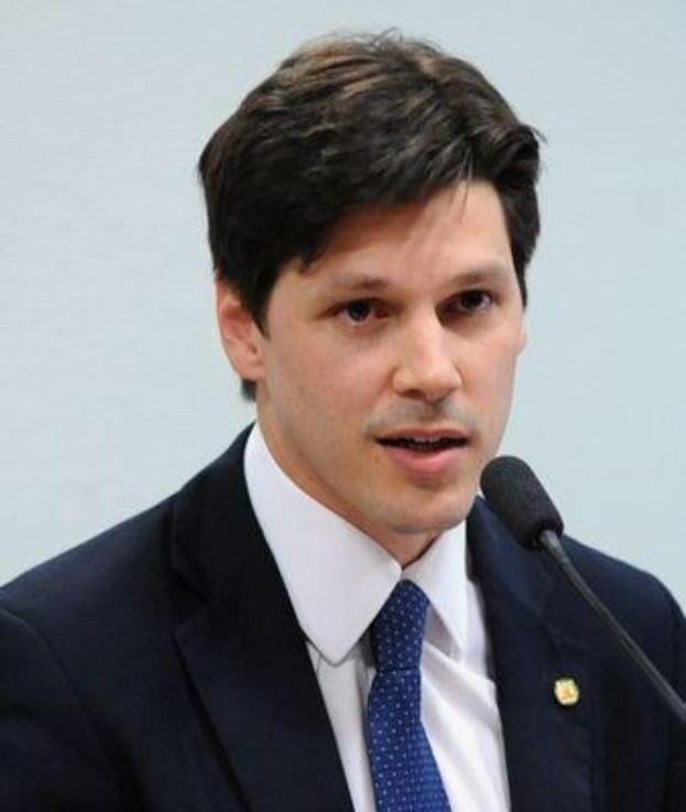 Ein Mann im Anzug spricht in ein Mikrofon, wahrscheinlich um ein Regierungsgesetz zur Internetverbots zu unterstützen.