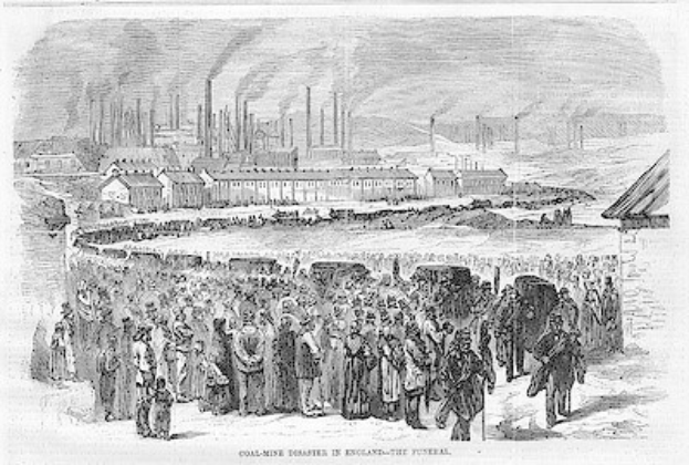 Eine Schwarz-Weiß-Zeichnung einer Gruppe von Menschen, die vor einer Fabrik mit Häusern und Rauch aus den Schornsteinen im Hintergrund stehen, mit Text unten, der "coal-mine disaster in England the final" lautet.