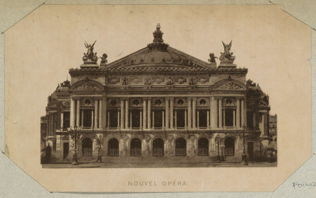 Schwarz-weiß-Fotografie der prächtigen Fassade der Oper Nouvel in Paris, geschmückt mit Statuen und ein paar Menschen davor sowie Text unten.