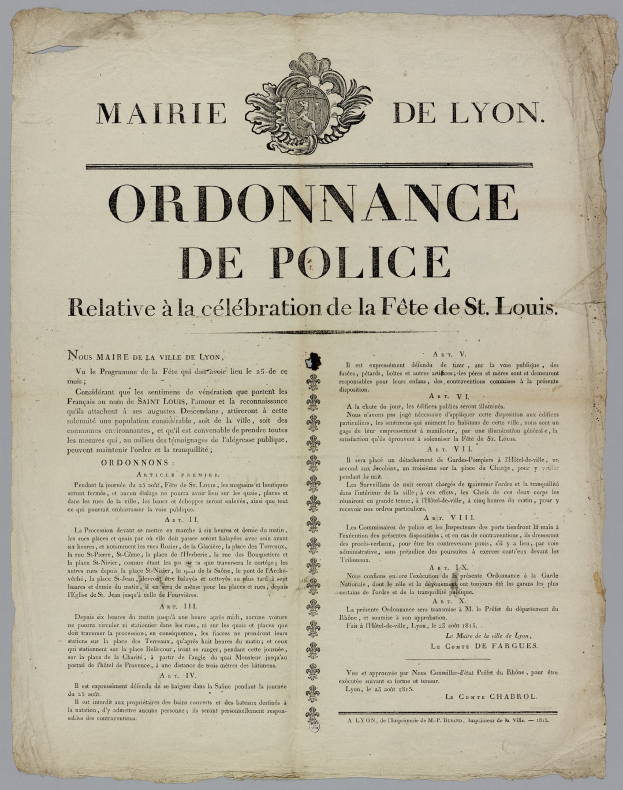 Altes Dokument mit der Aufschrift "Ordnance de Police" und einem krönungsgespickten Schild-Logo, das einem Gesetzbuch ähnelt.
